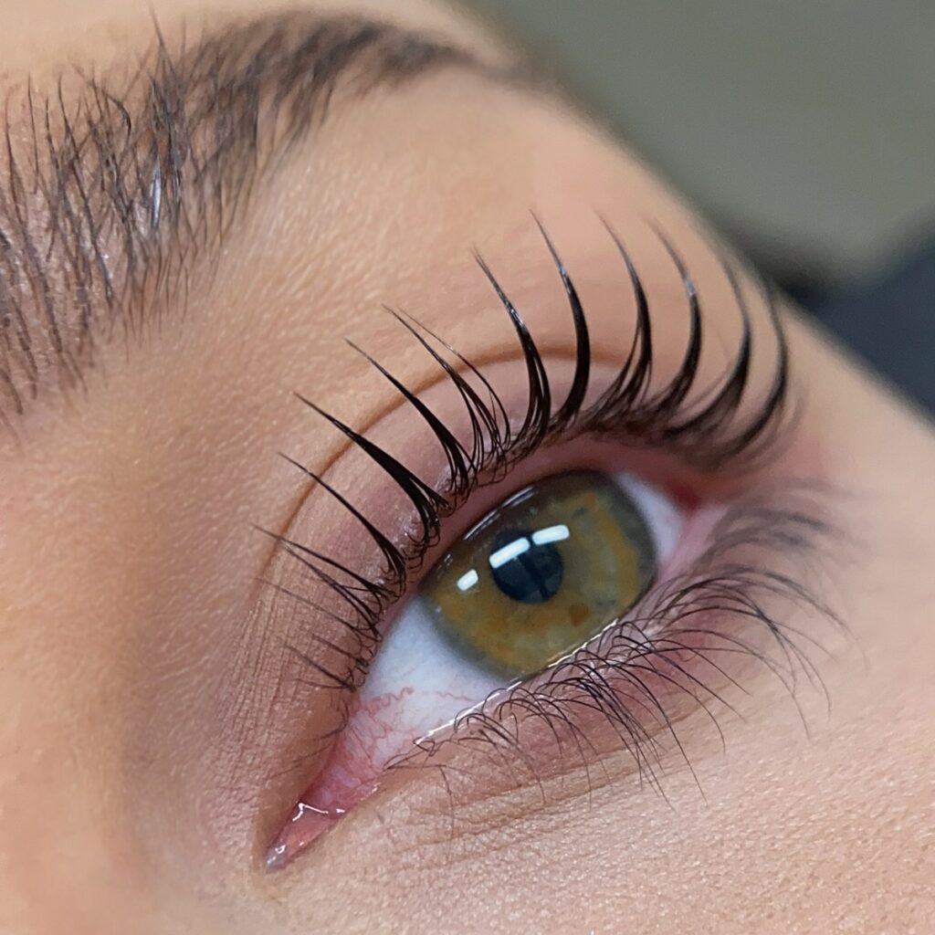 Korea lash lift tulemus - looduslikult tõstetud ripsmed
